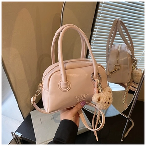 Sac Boston rose en similicuir avec lettrage gaufré et breloque en forme d'ours brun