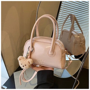 Sac Boston en similicuir rose avec logo embossé et accessoire ours en peluche