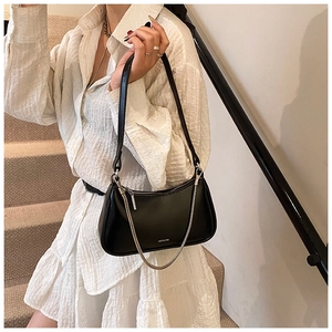 Detalle de bolso hobo negro mate en cuero sintético con cadena de plata y texto