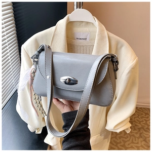 Détail du sac en cuir PU gris avec fermoir rotatif argenté et foulard décoratif