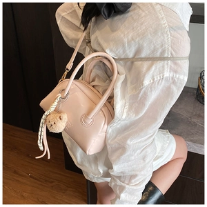 Sac bandoulière rose avec un adorable pendentif ours en peluche et bandoulière en métal