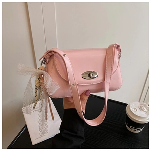Détail du sac à bandoulière rose clair avec serrure argentée et pendentif en dentelle