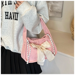 Sac bandoulière en velours rose avec nœud satiné blanc et fermeture à cordon tressé
