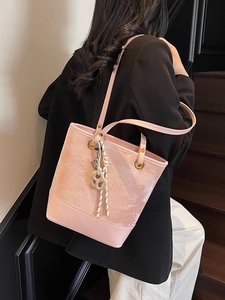 Borsa tote rosa con motivi di cuccioli in rilievo indossata da modella in completo