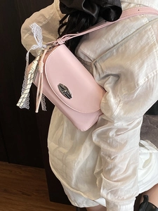 Sac bandoulière rose en similicuir avec nœud en dentelle et fermoir argenté chic