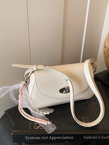 Sac à bandoulière crème élégant avec fermoir argenté et breloques en dentelle