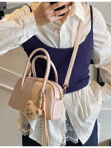 Sac à main rose style Boston avec breloque ours et bandoulière réglable pour femme