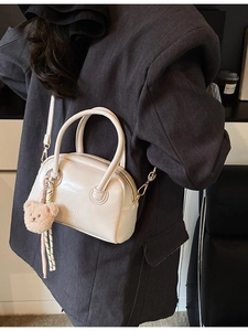 Sac bowling blanc crème avec charme d'ours en peluche et bandoulière réglable