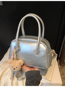 Sac à main argenté métallisé avec doubles poignées et breloque ours en peluche marron