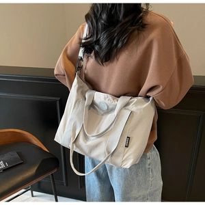Détail de la bandoulière réglable et texture nylon de ce grand sac fourre-tout décontracté