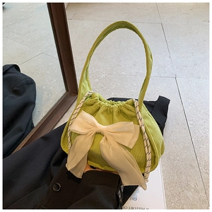 Sac à main en velours côtelé vert avec grand nœud en satin blanc au design plissé chic