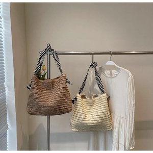 Texture détaillée des sacs cabas en paille tressée avec poignées en foulard de soie rayé