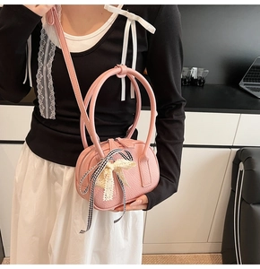 Mini borsa rosa in pelle martellata con fiocco in pizzo e doppi manici ad anello