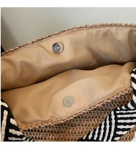 Détail du fermoir magnétique et de la doublure intérieure d'un sac cabas en paille