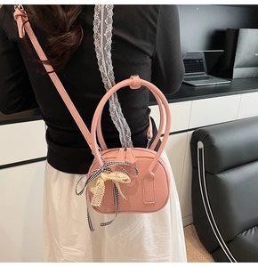 Mini borsa rosa in pelle litchi con manici ad anello e dettaglio fiocco in pizzo
