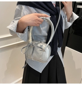 Borsa a spalla argento motivo lychee con manico cilindrico e fiocco a scacchi