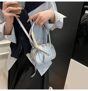 Borsa bowling argento in pelle martellata con fiocco a nastro a quadretti chic