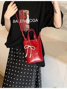 Mini sac cabas rouge brillant avec breloque nœud perlé et bandoulière femme