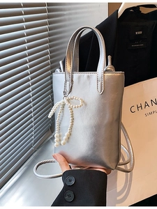 Petit sac carré argenté métallisé avec pendentif nœud en perles et fines bandoulières