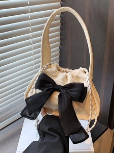 Sac à main en velours côtelé beige avec grand nœud noir en mousseline et cordon