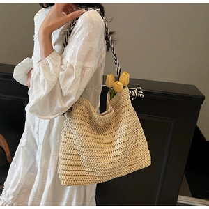 Détail du sac cabas en paille tissée avec bandoulière spirale et décor de tulipes