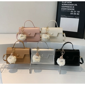 Mini borse a mano in cinque colori con fibbia rotonda e ciondolo a pecora peluche