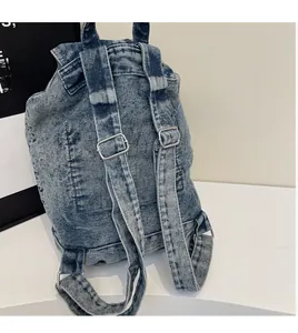 Vue détaillée du dos du sac à dos en denim avec bretelles et boucles en métal