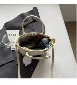 Vue intérieure montrant la grande capacité du sac seau blanc cassé avec des objets