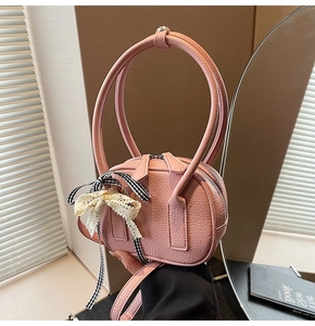 Mini borsa rosa in pelle con grana litchi, manico tondo e dettaglio fiocco in pizzo