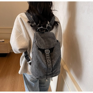 Vue arrière du sac à dos vintage en denim noir délavé avec fermeture à cordon serrage