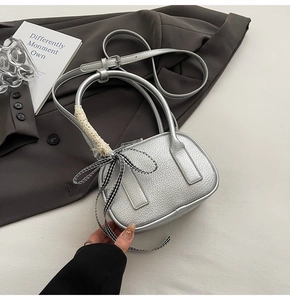 Mini borsa in pelle martellata argento con manico in pizzo e fiocco a quadretti