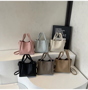 Sacs seau en cuir à motif litchi en plusieurs couleurs comme rose bleu et noir