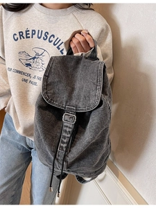 Sac à dos en denim délavé gris avec fermeture à cordon et boucle en métal argenté