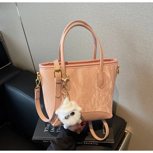 Sac à main rose en similicuir marbré avec double poignée et breloque peluche sur livres