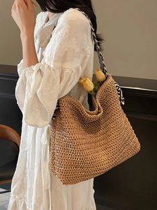 Grand sac cabas en paille bohème avec bandoulière géométrique et maille tissée