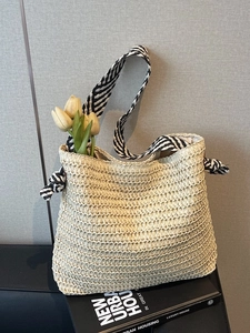Sac fourre-tout en paille tissée avec bandoulière à rayures noires et blanches et tulipe