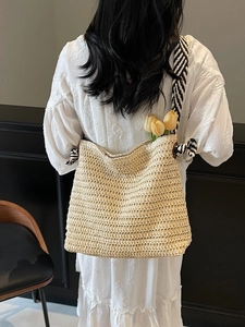 Sac cabas en paille grande capacité avec bandoulière à rayures noires et blanches chic
