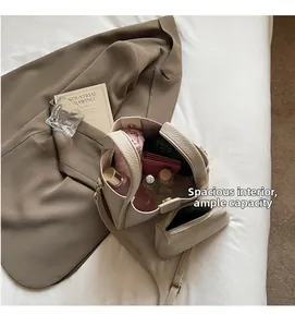 Intérieur spacieux d'un sac seau beige montrant une grande capacité pour vos objets
