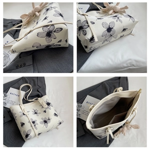 Détails du sac en toile avec imprimé floral, charme lapin peluche et intérieur spacieux