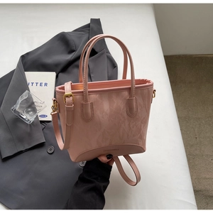 Détail du sac cabas rose texture marbre avec poignées et finitions dorées chic