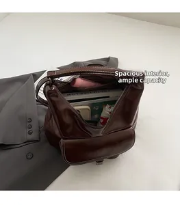 Détail de l'intérieur d'un grand sac en cuir marron avec poches de rangement spacieuses