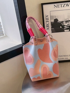 Gebreide zomerse emmer tas met blauw en roze hartpatroon en dik touwhandvat