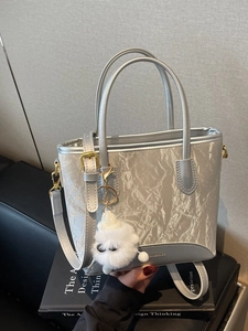 Sac Fourre-tout de Mode pour Femmes en Cuir PU Texture Plissée Argent Métallique Avec Pendentif en Peluche pour le Quotidien