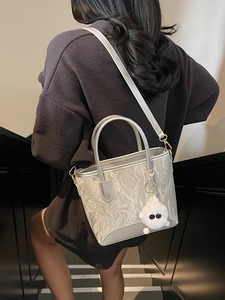 Sac seau métallisé argenté avec texture froissée et breloque fantôme peluche