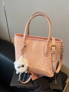 Sac seau rose en cuir PU marbré avec poignées, bandoulière et pendentif en peluche