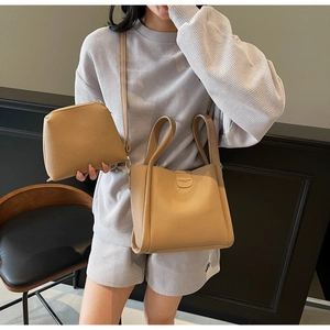 Détail du cuir à grain de litchi et de l'étiquette de mode sur le sac seau chic