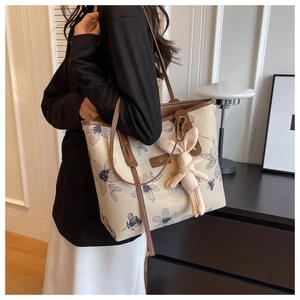 Grand sac fourre-tout à fleurs avec anses en cuir marron et pendentif lapin sur le modèle