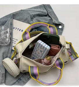 Vue intérieure du sac bandoulière crème montrant la grande capacité pour téléphone et portefeuille