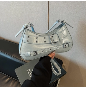 Détail du sac croissant bleu métallisé avec œillets argentés Y2K et boucles stylées