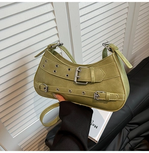 Détails du sac demi-lune vert avocat avec œillets métalliques argentés et boucles